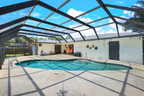 House in Naples, Florida 3 bedrooms № 1995586 - photo 2