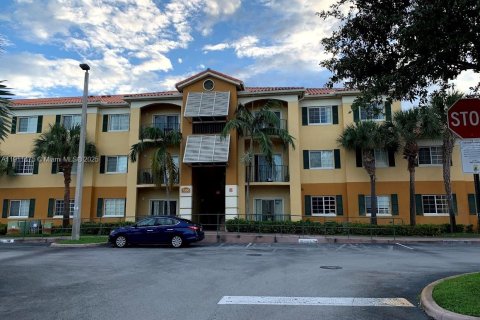 Снять в аренду квартиру в Дорал, Флорида 2 спальни, 80.82м2, № 1967320 - фото 2