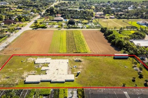 Купить виллу или дом в Хомстед, Флорида 5 спален, 436.18м2, № 2067704 - фото 7