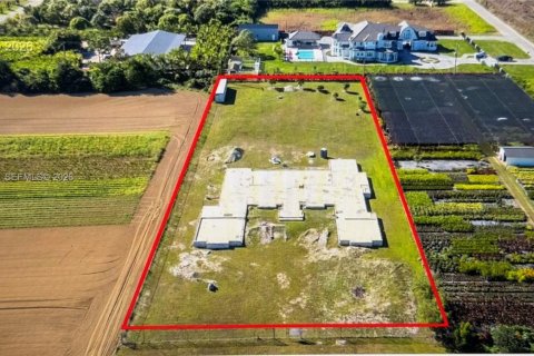 Купить виллу или дом в Хомстед, Флорида 5 спален, 436.18м2, № 2067704 - фото 8