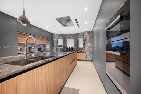 Купить виллу или дом в Халландейл-Бич, Флорида 6 спален, 552.68м2, № 1958318 - фото 13