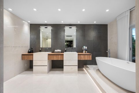 Купить виллу или дом в Халландейл-Бич, Флорида 6 спален, 552.68м2, № 1958318 - фото 8