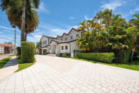 Купить виллу или дом в Халландейл-Бич, Флорида 6 спален, 552.68м2, № 1958318 - фото 18