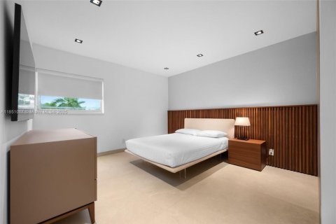 Купить виллу или дом в Халландейл-Бич, Флорида 6 спален, 552.68м2, № 1958318 - фото 30