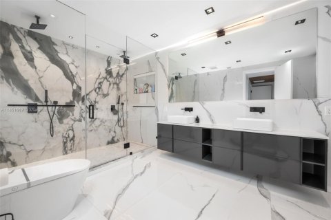 Купить виллу или дом в Халландейл-Бич, Флорида 6 спален, 552.68м2, № 1958318 - фото 22