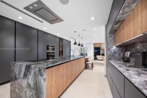 Купить виллу или дом в Халландейл-Бич, Флорида 6 спален, 552.68м2, № 1958318 - фото 11