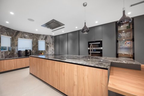 Купить виллу или дом в Халландейл-Бич, Флорида 6 спален, 552.68м2, № 1958318 - фото 12