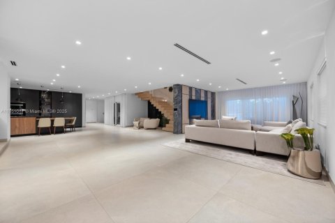 Купить виллу или дом в Халландейл-Бич, Флорида 6 спален, 552.68м2, № 1958318 - фото 2