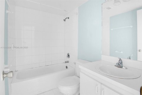 Copropriété à vendre à Miami, Floride: 2 chambres, 80.82 m2 № 1993336 - photo 11
