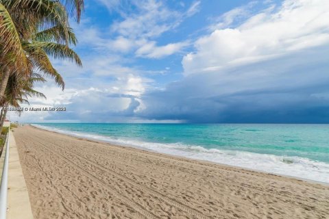 Condo in Hallandale Beach, Florida, 1 bedroom  № 1923631 - photo 23