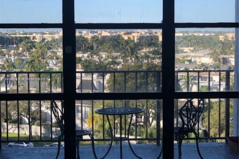 Condo in Hallandale Beach, Florida, 1 bedroom  № 1923631 - photo 12