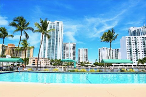 Condo in Hallandale Beach, Florida, 1 bedroom  № 1923631 - photo 7