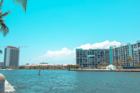 Condo in Hallandale Beach, Florida, 1 bedroom  № 1923631 - photo 6