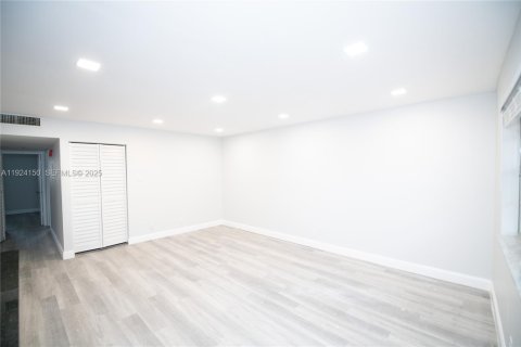 Copropriété à louer à Coral Springs, Floride: 2 chambres, 87.79 m2 № 1982221 - photo 2