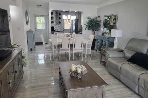 Copropriété à vendre à Lauderdale Lakes, Floride: 2 chambres, 87.7 m2 № 1978399 - photo 1
