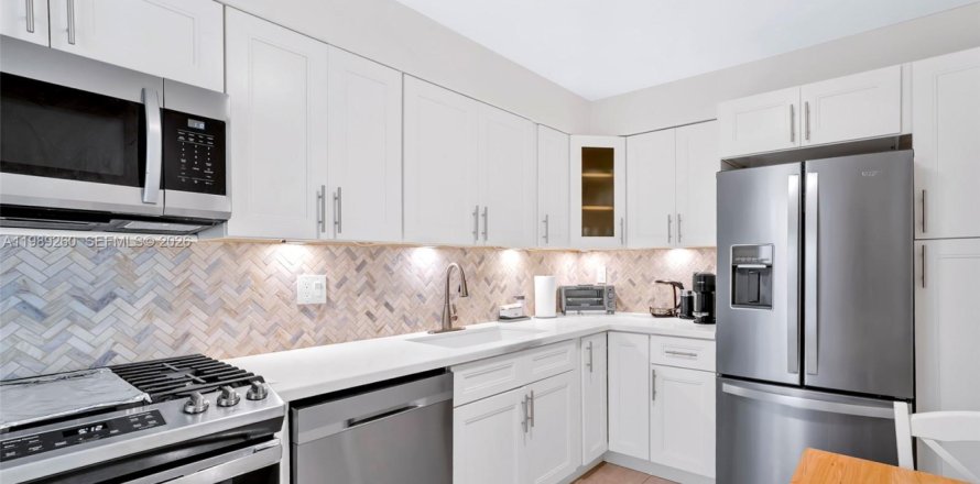 Condo à Hallandale Beach, Floride, 2 chambres  № 2051494