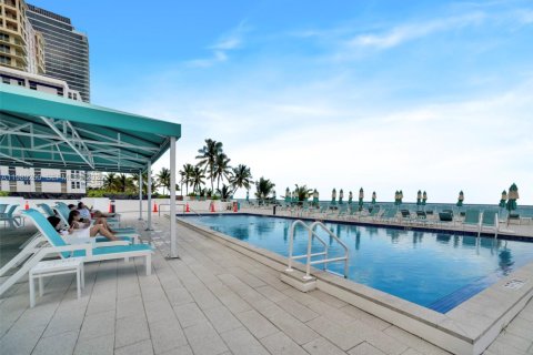 Copropriété à louer à Hallandale Beach, Floride: 2 chambres, 102.19 m2 № 2051494 - photo 15