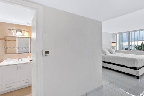 Copropriété à louer à Hallandale Beach, Floride: 2 chambres, 102.19 m2 № 2051494 - photo 6