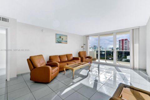 Copropriété à louer à Hallandale Beach, Floride: 2 chambres, 102.19 m2 № 2051494 - photo 2