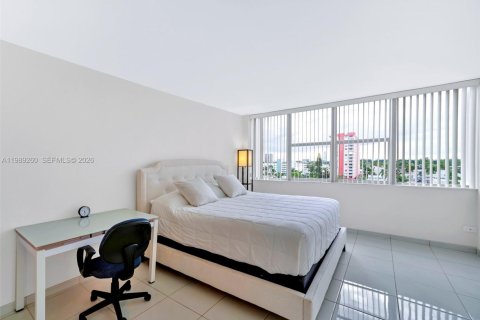 Copropriété à louer à Hallandale Beach, Floride: 2 chambres, 102.19 m2 № 2051494 - photo 8