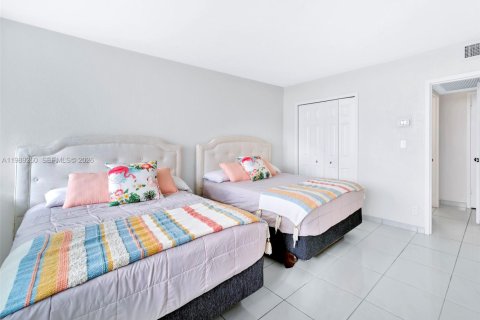 Copropriété à louer à Hallandale Beach, Floride: 2 chambres, 102.19 m2 № 2051494 - photo 9