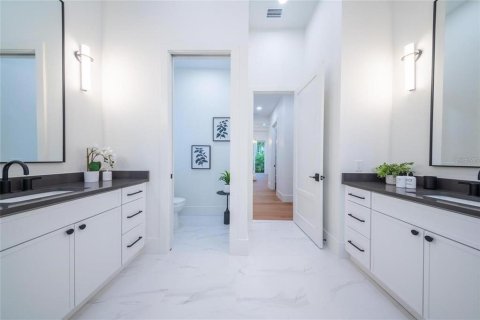House in Sarasota, Florida 5 bedrooms, 311.78 sq.m. № 2150278 - photo 28