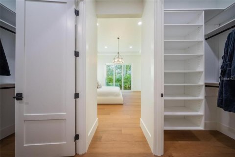 House in Sarasota, Florida 5 bedrooms, 311.78 sq.m. № 2150278 - photo 24