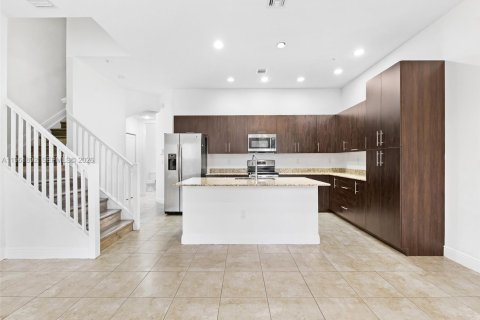 Купить таунхаус в Пемброк-Пайнс, Флорида 3 спальни, 179.49м2, № 2024670 - фото 3