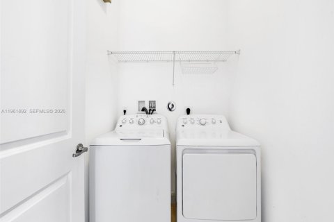 Купить таунхаус в Пемброк-Пайнс, Флорида 3 спальни, 179.49м2, № 2024670 - фото 22