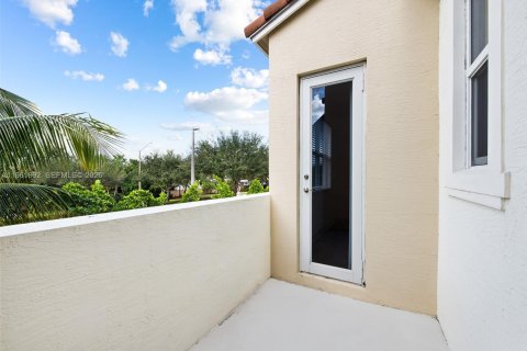 Купить таунхаус в Пемброк-Пайнс, Флорида 3 спальни, 179.49м2, № 2024670 - фото 16