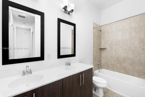 Купить таунхаус в Пемброк-Пайнс, Флорида 3 спальни, 179.49м2, № 2024670 - фото 19