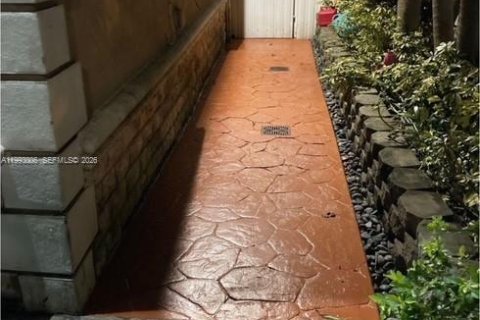 Propiedad comercial en alquiler en Miami, Florida, 1 dormitorio, 108.7 m2 № 2057049 - foto 2