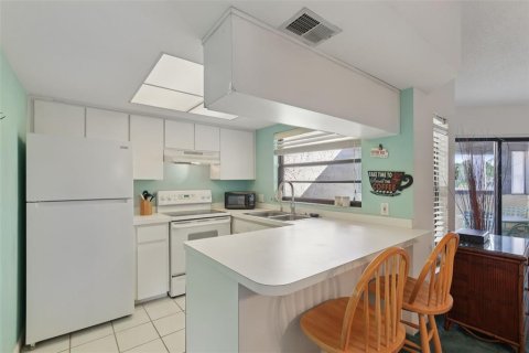 Condo in Palm Harbor, Florida, 2 bedrooms  № 1854577 - photo 9