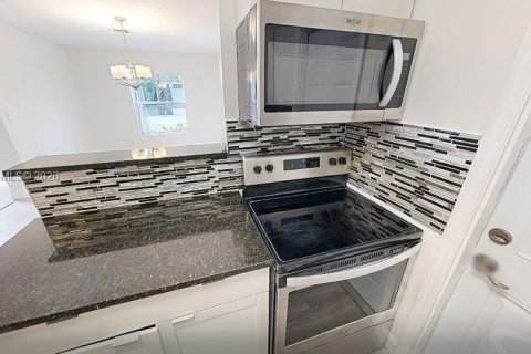 Купить виллу или дом в Форт-Лодердейл, Флорида 2 спальни, 101.26м2, № 2008438 - фото 10