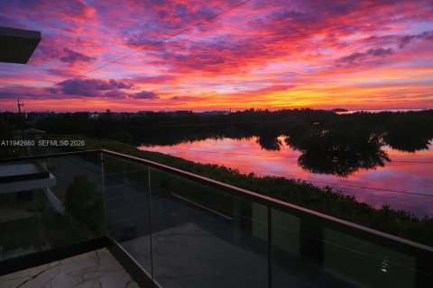 Casa en Key Largo, Florida 5 dormitorios, 334.45 m2 № 2000099