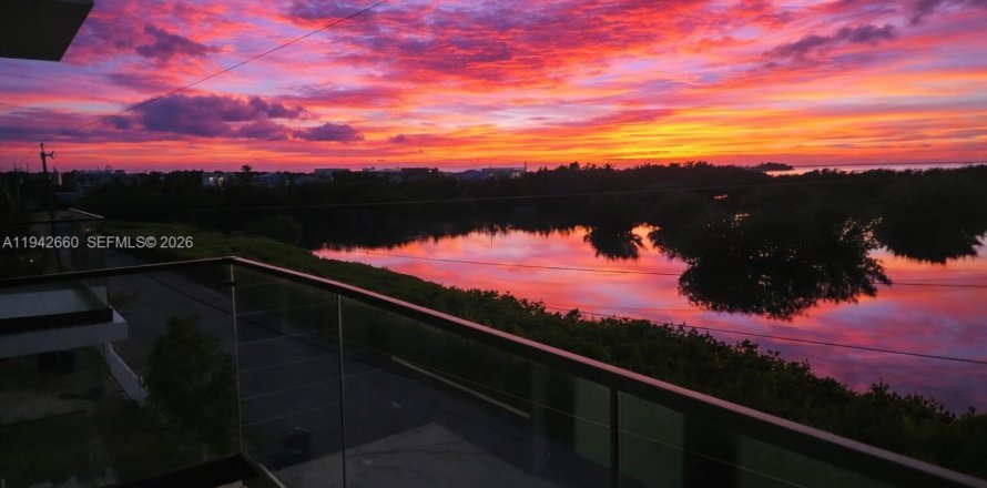 Casa en Key Largo, Florida 5 dormitorios, 334.45 m2 № 2000099