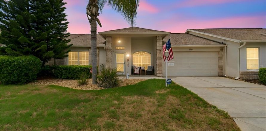 House in Trinity, Florida 2 bedrooms, 148.09 sq.m. № 2222271