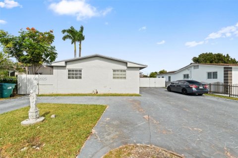 Apartamento en alquiler en Sweetwater, Florida, 2 dormitorios, 168.71 m2 № 1991497 - foto 2