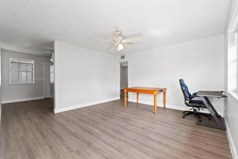 Apartamento en alquiler en Sweetwater, Florida, 2 dormitorios, 168.71 m2 № 1991497 - foto 5