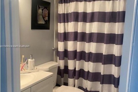 Condo in Hallandale Beach, Florida, 1 bedroom  № 1741899 - photo 9