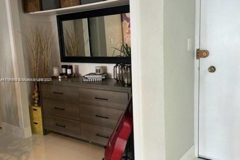 Condo in Hallandale Beach, Florida, 1 bedroom  № 1741899 - photo 6