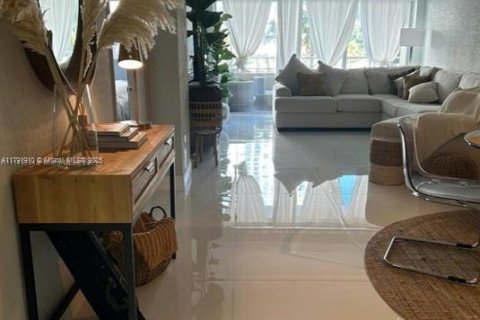 Condo in Hallandale Beach, Florida, 1 bedroom  № 1741899 - photo 1