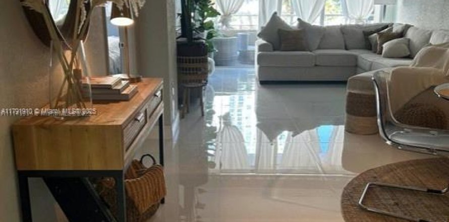 Condo in Hallandale Beach, Florida, 1 bedroom  № 1741899