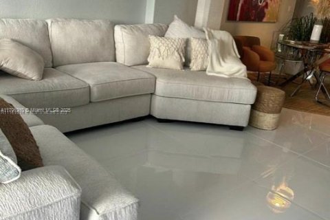 Condo in Hallandale Beach, Florida, 1 bedroom  № 1741899 - photo 3