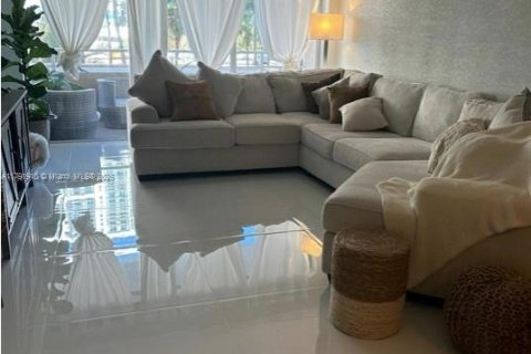 Condo in Hallandale Beach, Florida, 1 bedroom  № 1741899 - photo 2