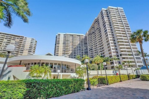 Condominio en Hallandale Beach, Florida, 2 dormitorios  № 2040756