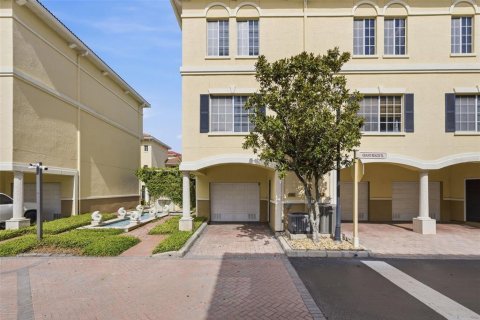 Condo in Tampa, Florida, 2 bedrooms № 2107893 - photo 2