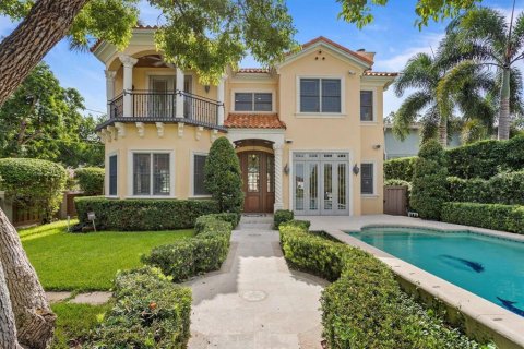 Casa en venta en Clearwater, Florida, 5 dormitorios, 440.36 m2 № 1582209 - foto 1