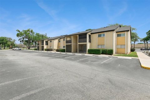 Condo in Altamonte Springs, Florida, 2 bedrooms № 2142848 - photo 16