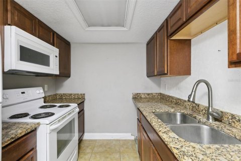 Condo in Altamonte Springs, Florida, 2 bedrooms № 2142848 - photo 12